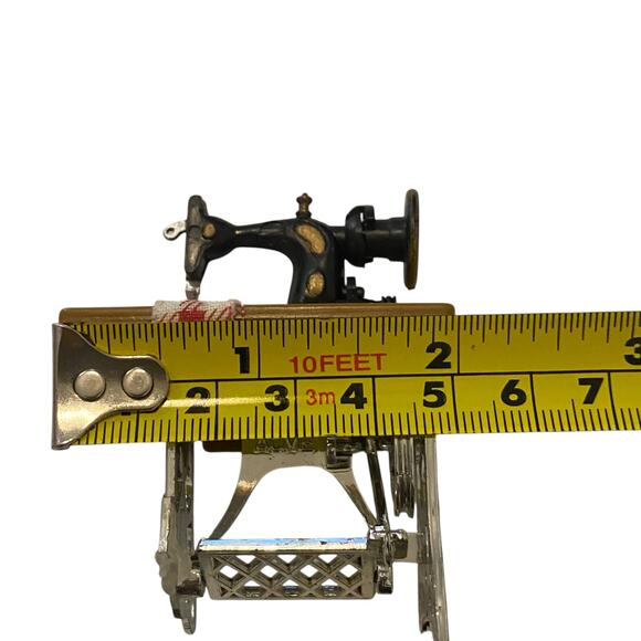 LOT of 2 Vintage Miniature Sewing Machines* FLAWED * ACME Dollhouse Magnet - Picture 9 of 10
